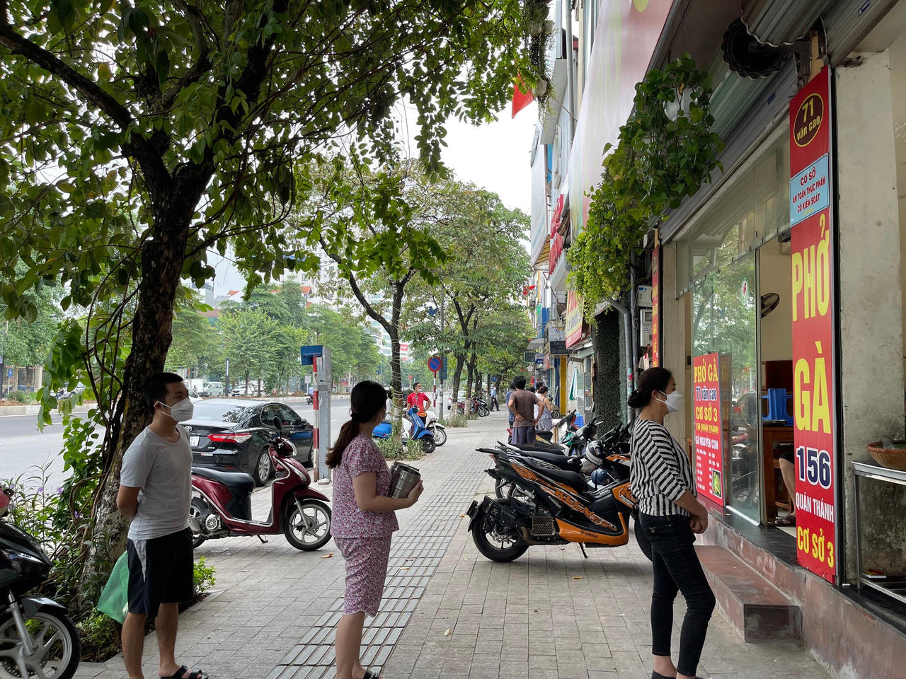 Người Hà Nội ôm cặp lồng xếp hàng 30 phút đợi mua phở sáng