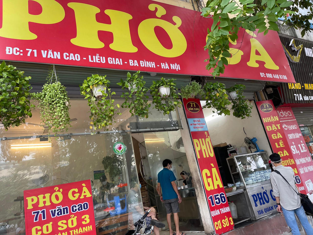 Người Hà Nội ôm cặp lồng xếp hàng 30 phút đợi mua phở sáng