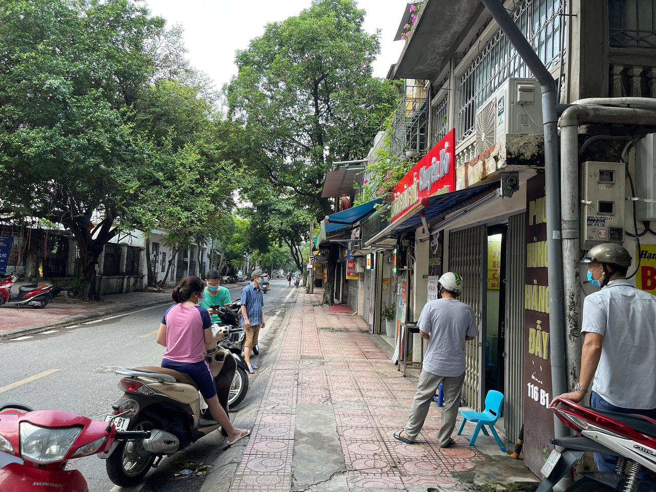 Người Hà Nội ôm cặp lồng xếp hàng 30 phút đợi mua phở sáng