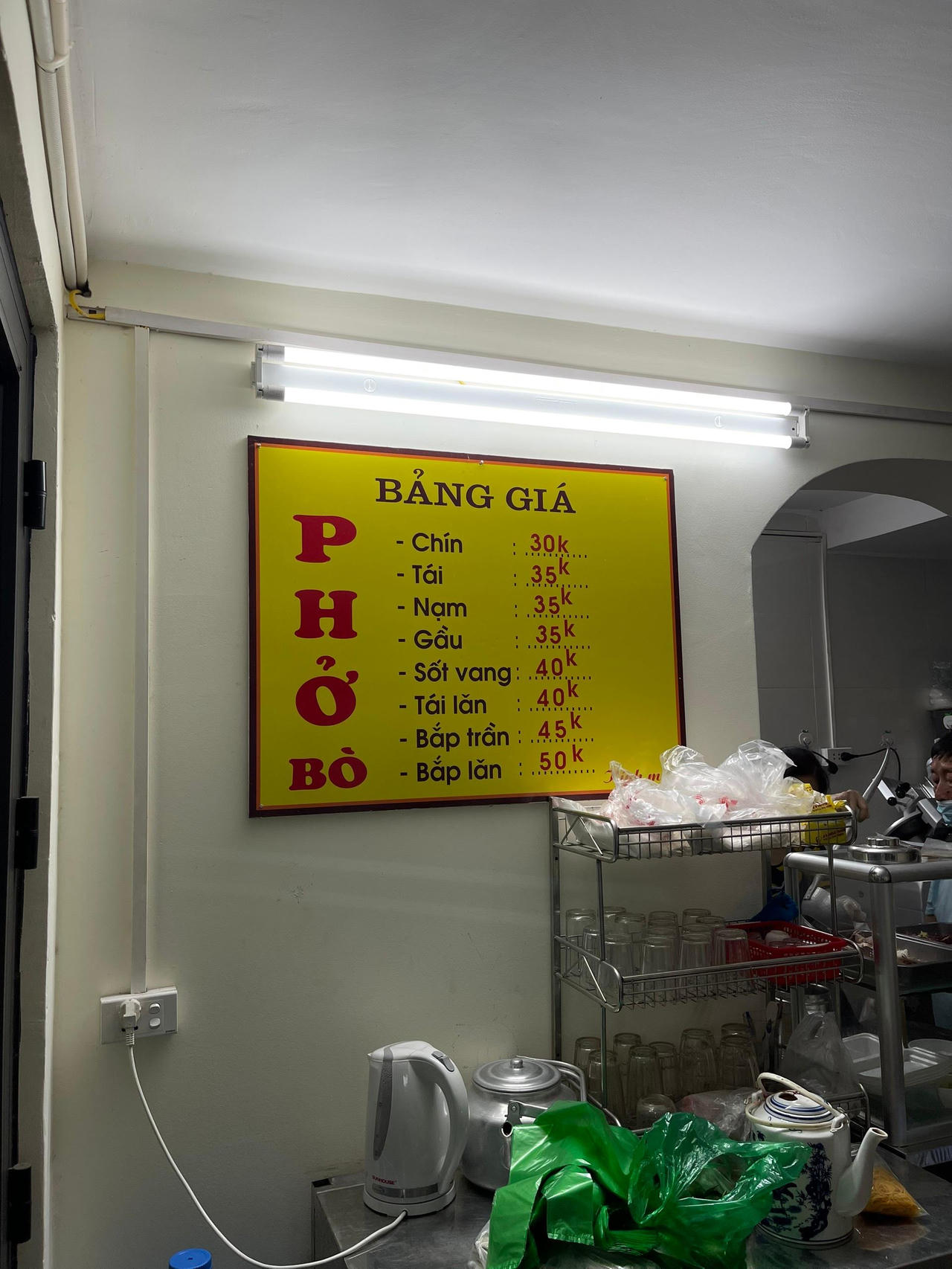 Người Hà Nội ôm cặp lồng xếp hàng 30 phút đợi mua phở sáng