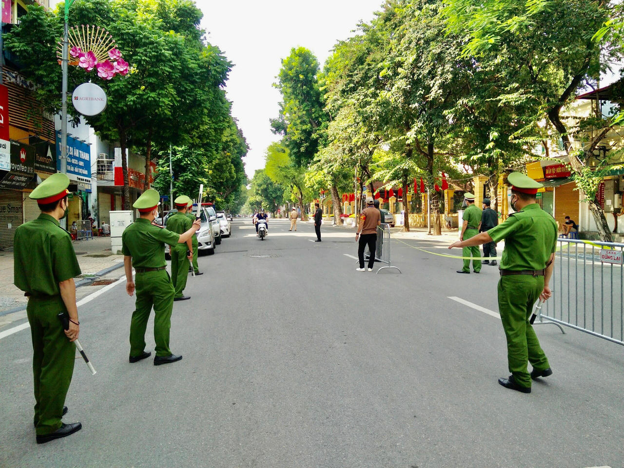 Cảnh sát cơ động mạnh vẫn 'siết' kiểm soát, kiểm tra giấy đi đường nội đô Hà Nội