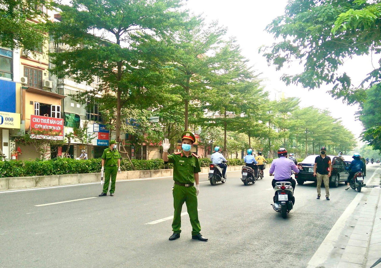 Cảnh sát cơ động mạnh vẫn 'siết' kiểm soát, kiểm tra giấy đi đường nội đô Hà Nội