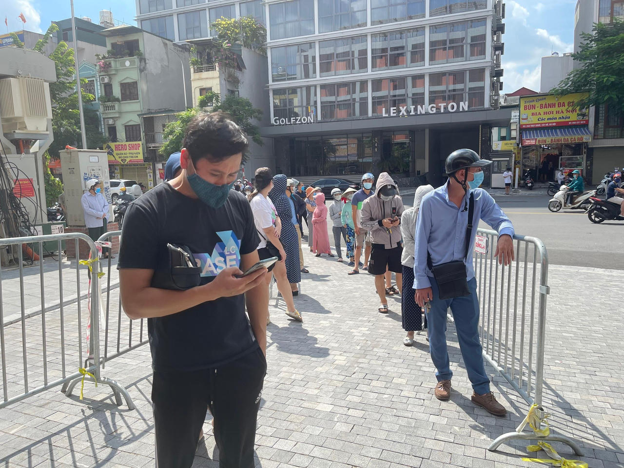 Người Hà Nội xếp hàng từ 6h, “đội nắng” mua bánh trung thu Bảo Phương