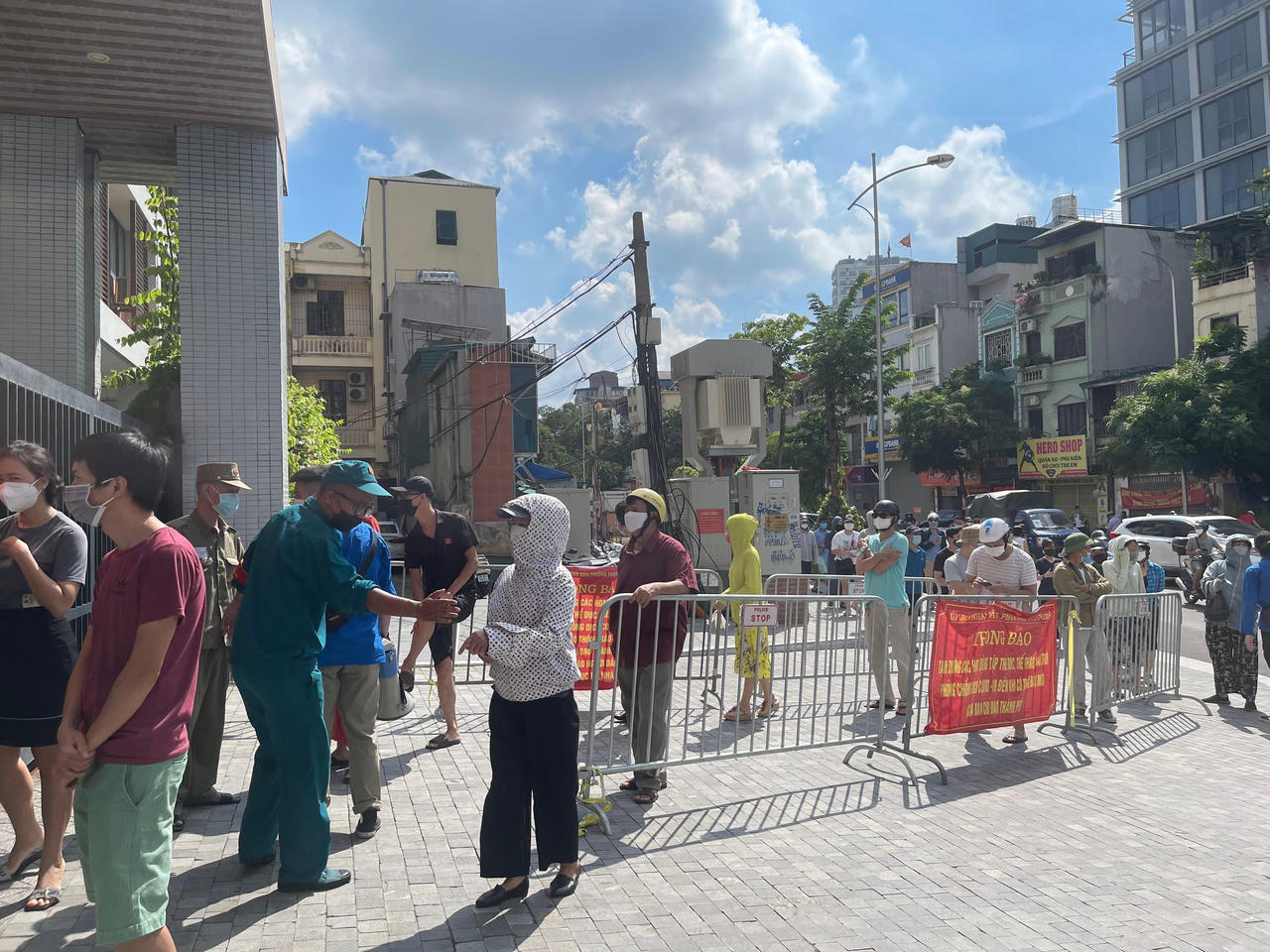 Người Hà Nội xếp hàng từ 6h, “đội nắng” mua bánh trung thu Bảo Phương