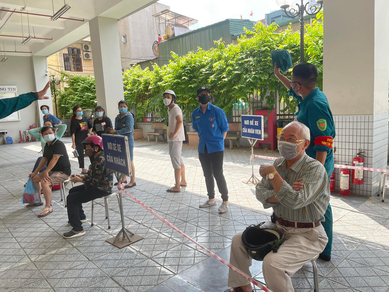 Người Hà Nội xếp hàng từ 6h, “đội nắng” mua bánh trung thu Bảo Phương