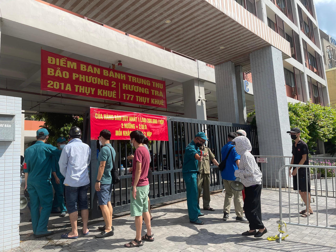 Người Hà Nội xếp hàng từ 6h, “đội nắng” mua bánh trung thu Bảo Phương