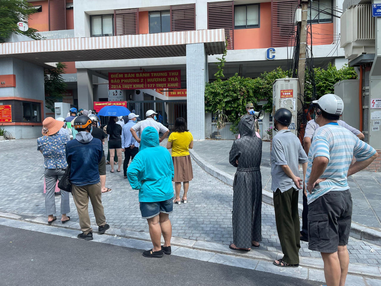 Người Hà Nội xếp hàng từ 6h, “đội nắng” mua bánh trung thu Bảo Phương