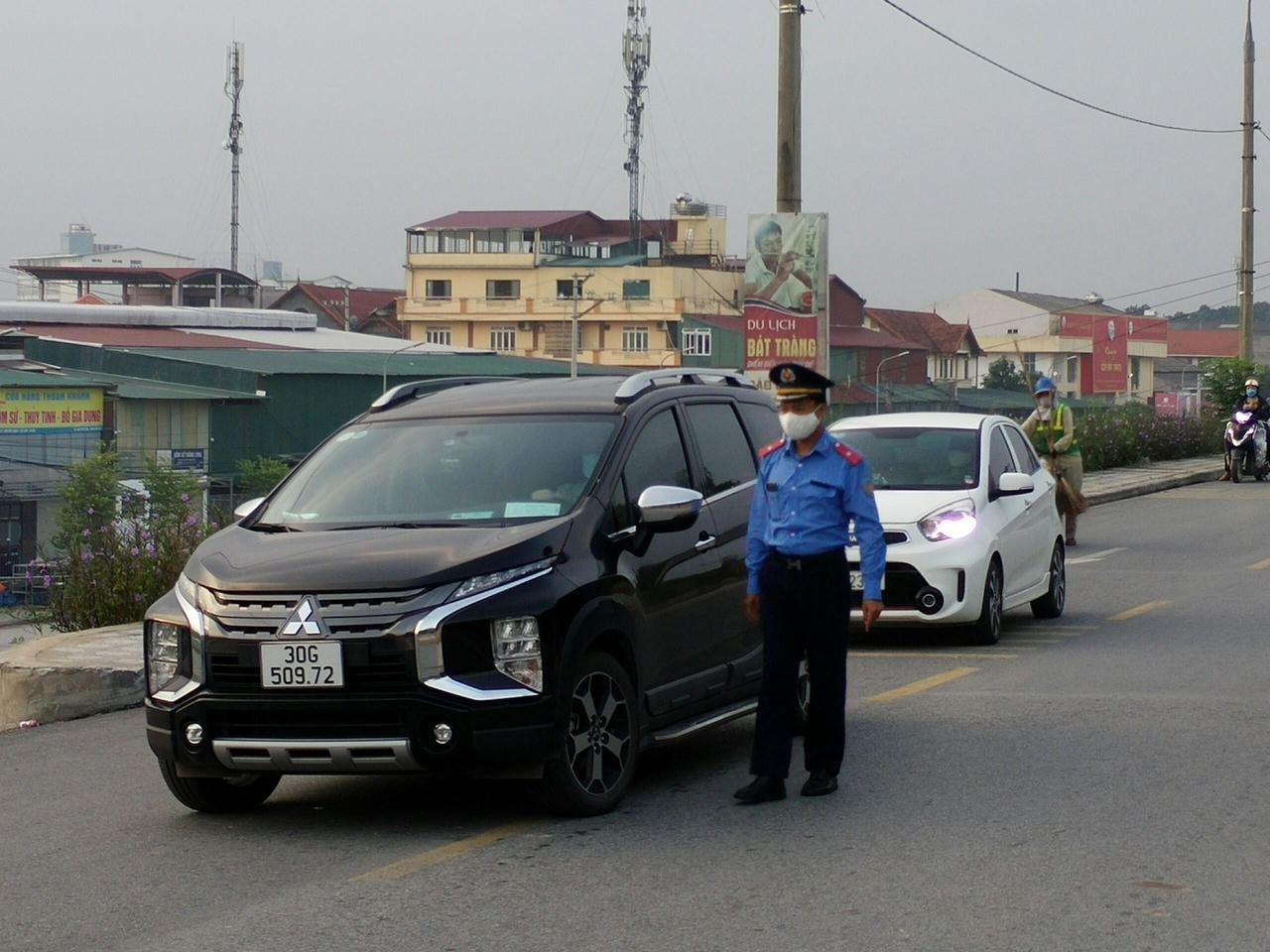 Nhiều người không đủ giấy đi đường, chưa khai báo y tế phải quay đầu ở cửa ngõ Hà Nội
