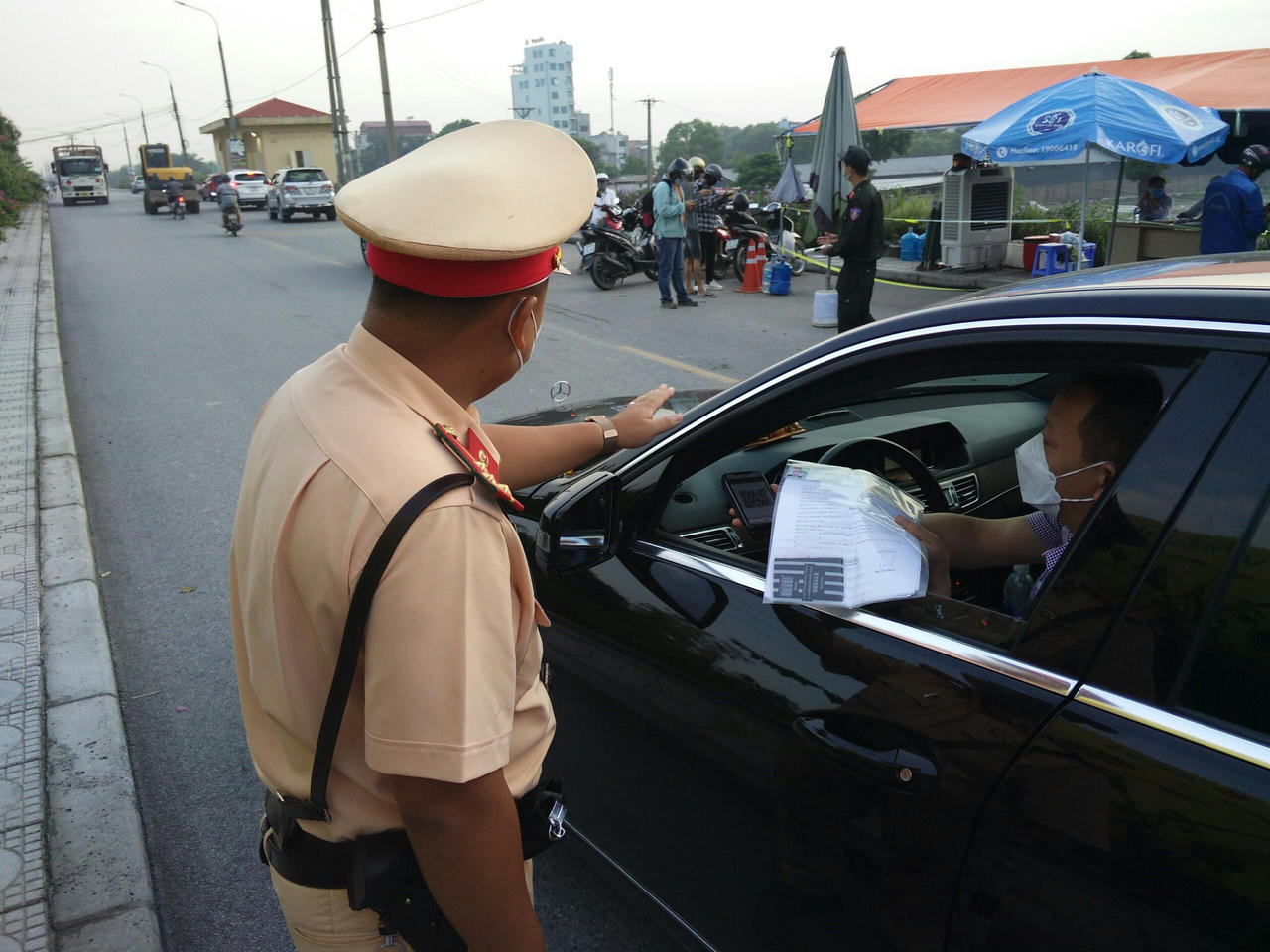 Nhiều người không đủ giấy đi đường, chưa khai báo y tế phải quay đầu ở cửa ngõ Hà Nội