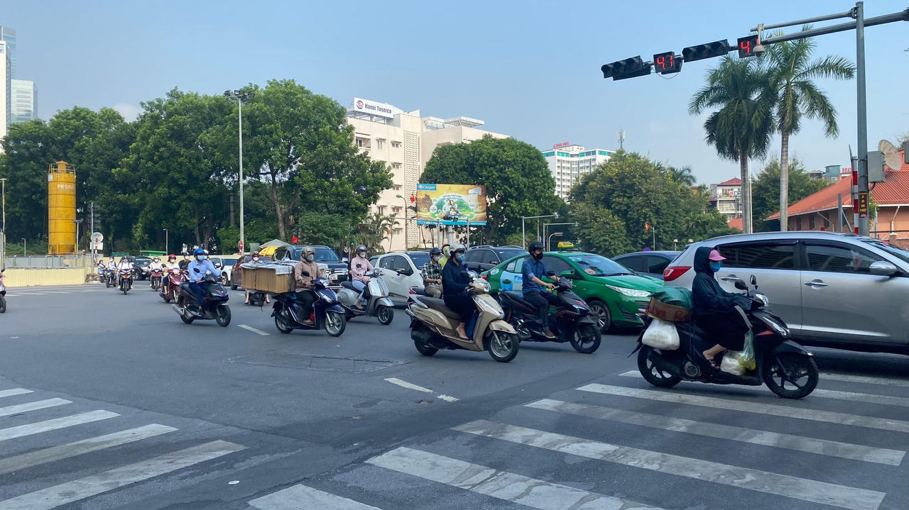 Hà Nội ngày đầu 'nới' giãn cách, người dân đổ ra đường, tiệm cắt tóc kín chỗ