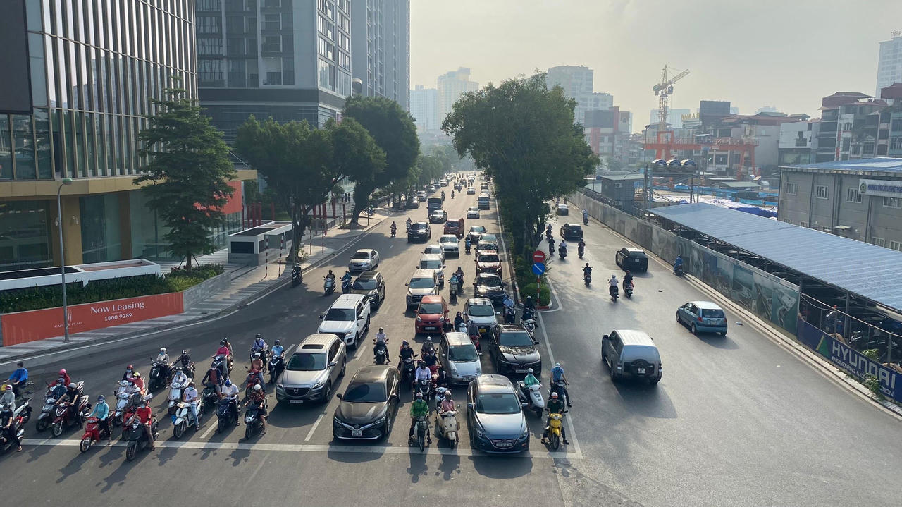 Hà Nội ngày đầu 'nới' giãn cách, người dân đổ ra đường, tiệm cắt tóc kín chỗ