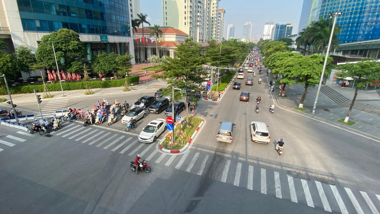 Hà Nội ngày đầu 'nới' giãn cách, người dân đổ ra đường, tiệm cắt tóc kín chỗ