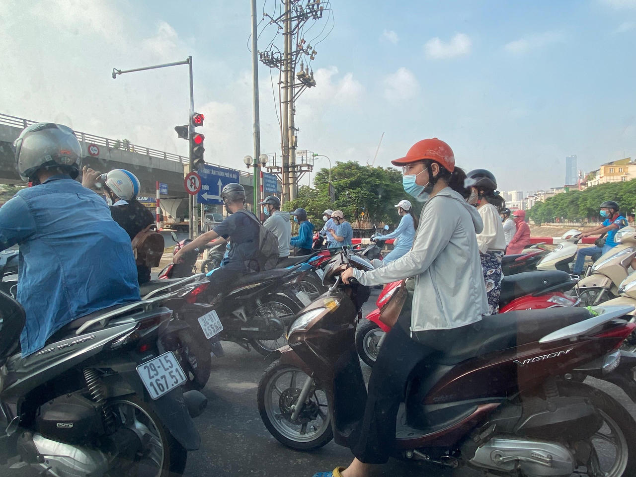 Hà Nội ngày đầu 'nới' giãn cách, người dân đổ ra đường, tiệm cắt tóc kín chỗ