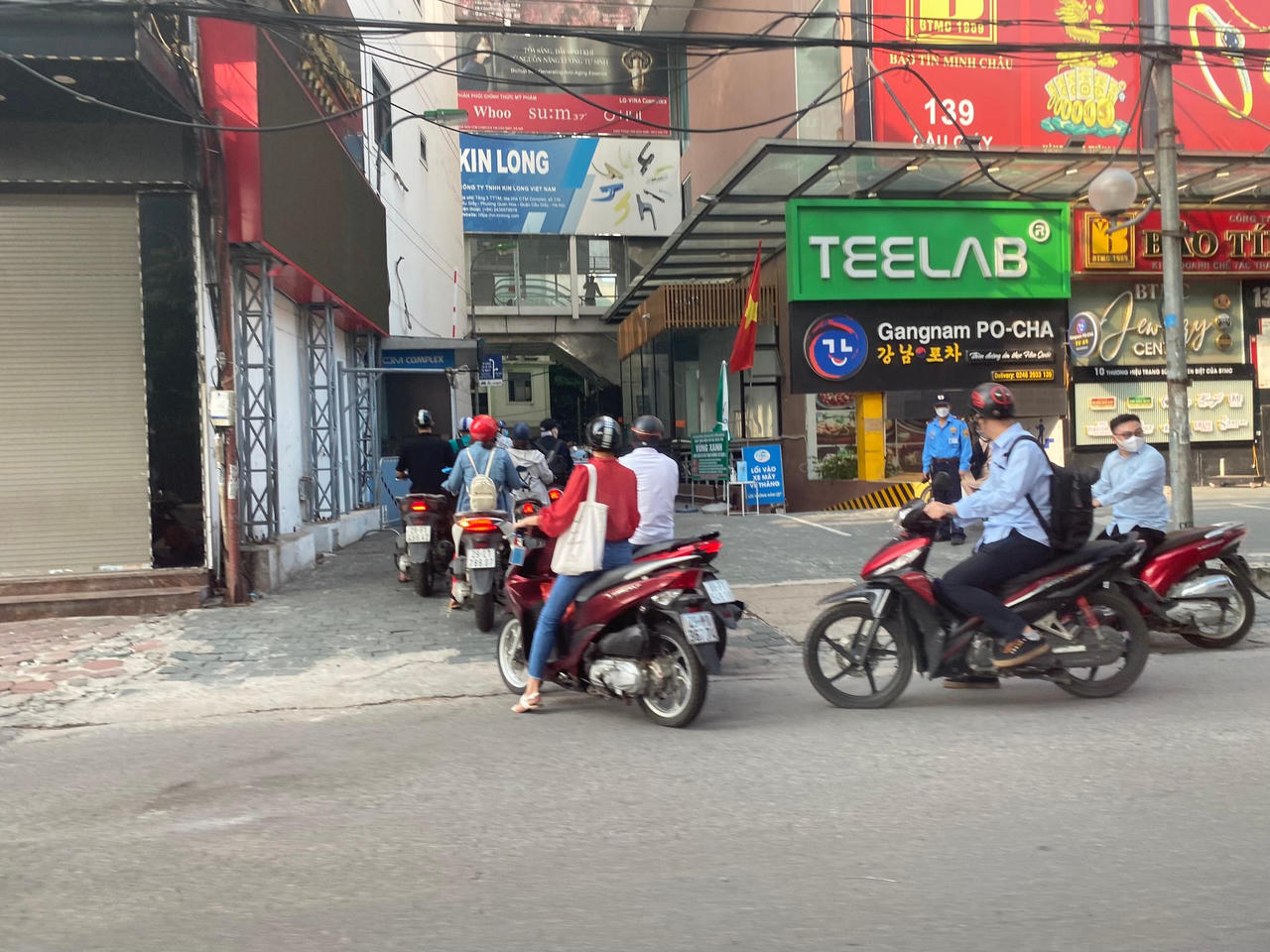 Hà Nội ngày đầu 'nới' giãn cách, người dân đổ ra đường, tiệm cắt tóc kín chỗ