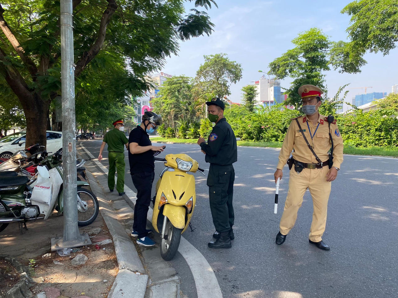 Nhiều người không đủ giấy đi đường, chưa khai báo y tế phải quay đầu ở cửa ngõ Hà Nội