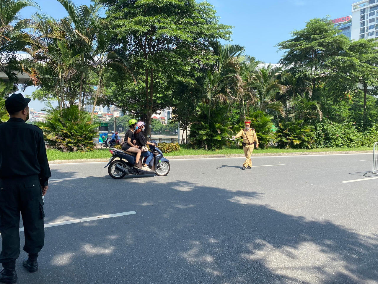 Nhiều người không đủ giấy đi đường, chưa khai báo y tế phải quay đầu ở cửa ngõ Hà Nội