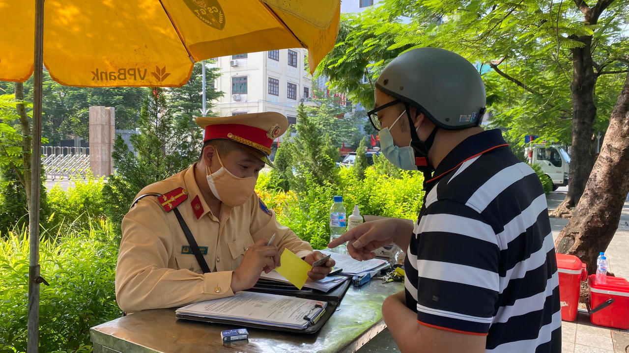 Nhiều người không đủ giấy đi đường, chưa khai báo y tế phải quay đầu ở cửa ngõ Hà Nội