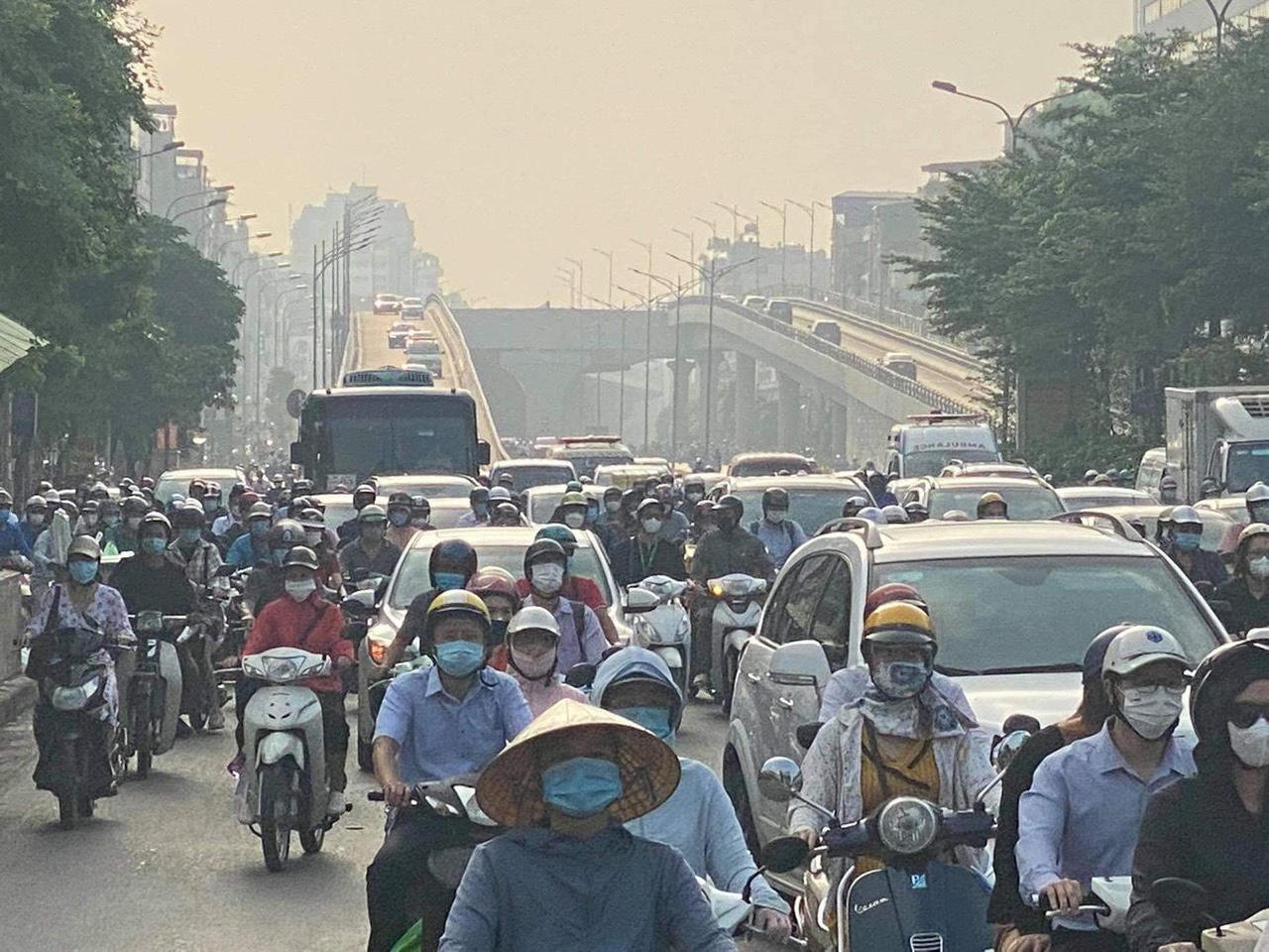 Hà Nội ngày đầu 'nới' giãn cách, người dân đổ ra đường, tiệm cắt tóc kín chỗ