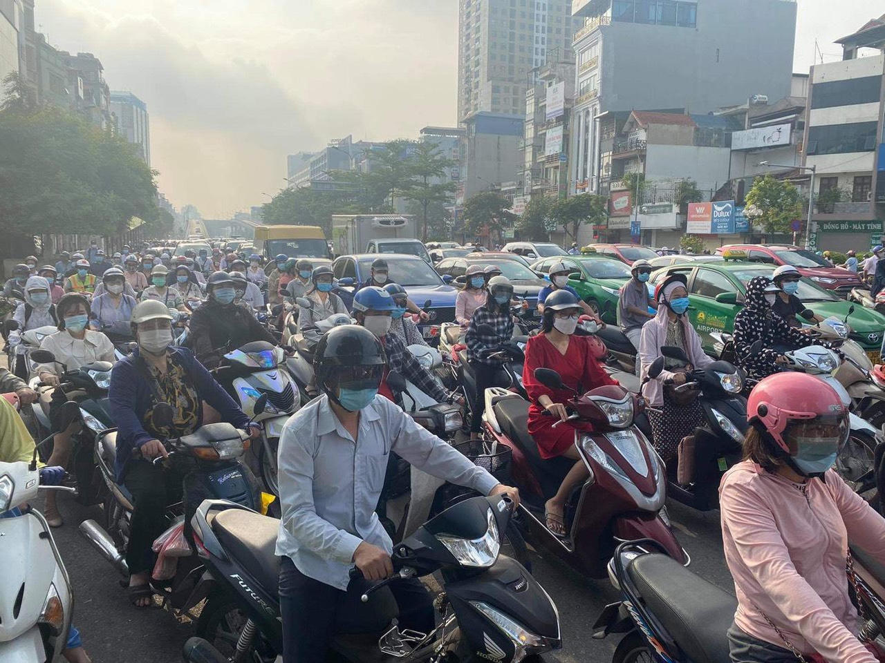 Hà Nội ngày đầu 'nới' giãn cách, người dân đổ ra đường, tiệm cắt tóc kín chỗ