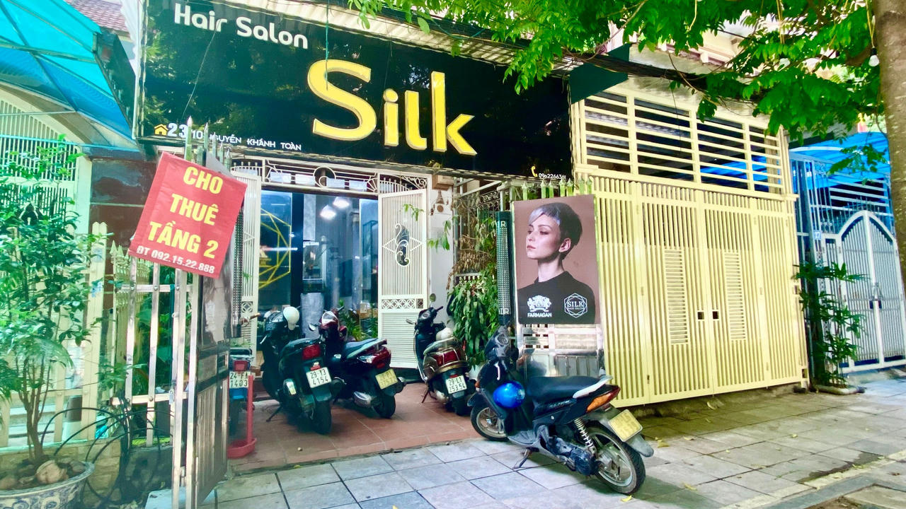 Hà Nội ngày đầu 'nới' giãn cách, người dân đổ ra đường, tiệm cắt tóc kín chỗ