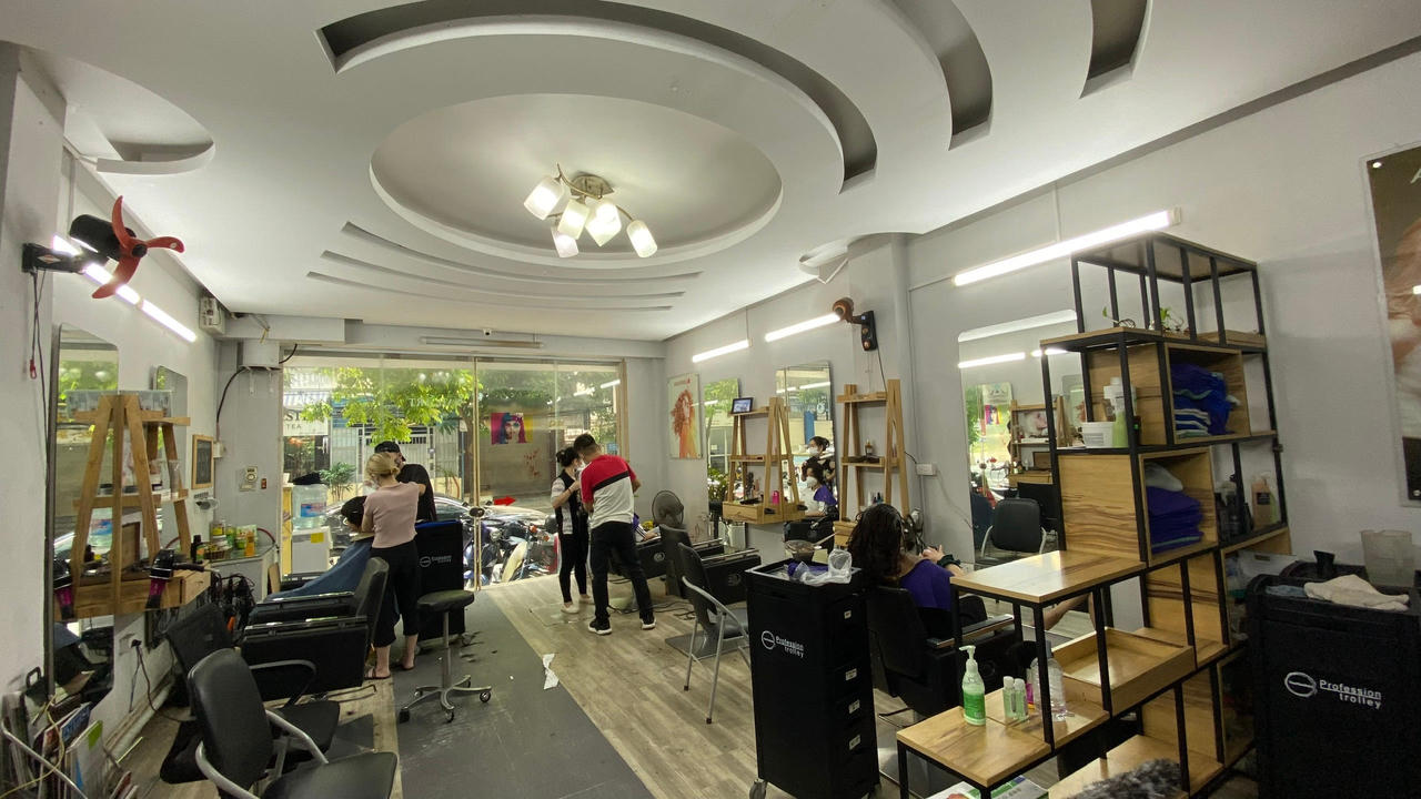 Hà Nội ngày đầu 'nới' giãn cách, người dân đổ ra đường, tiệm cắt tóc kín chỗ