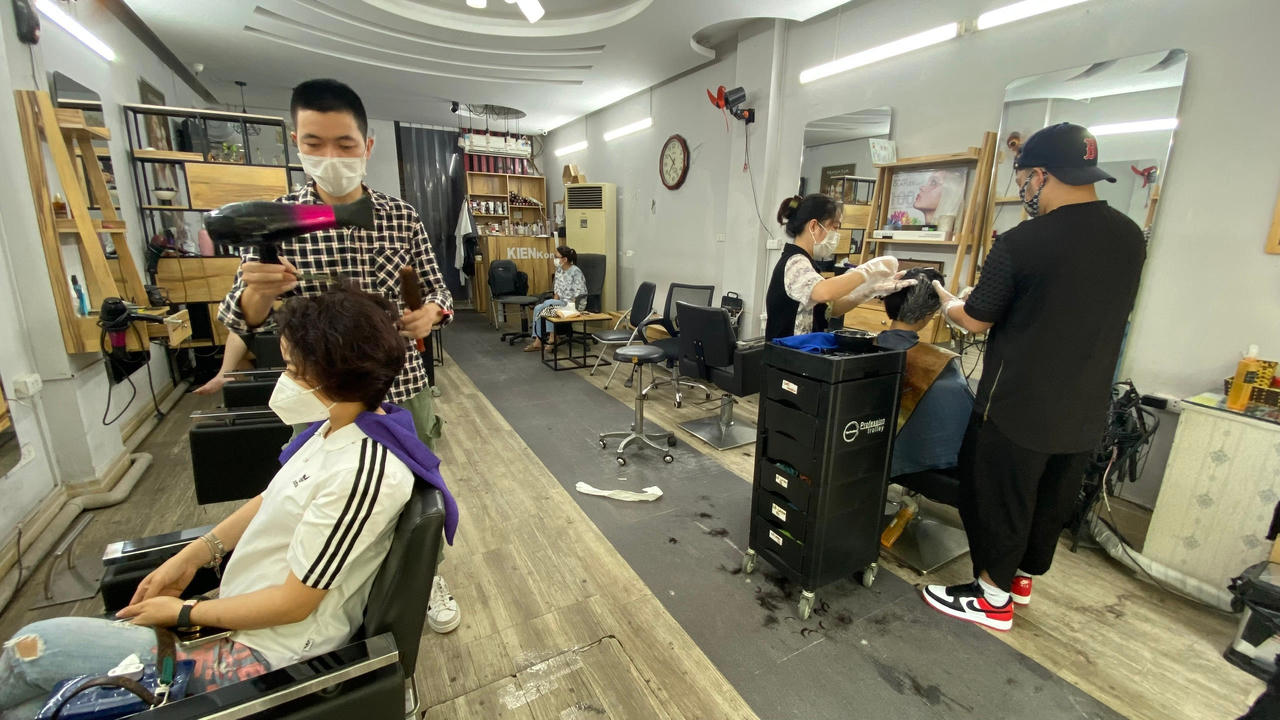 Hà Nội ngày đầu 'nới' giãn cách, người dân đổ ra đường, tiệm cắt tóc kín chỗ