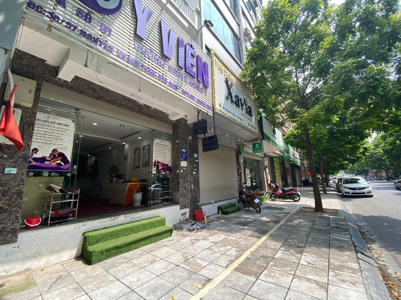 Hà Nội ngày đầu 'nới' giãn cách, người dân đổ ra đường, tiệm cắt tóc kín chỗ