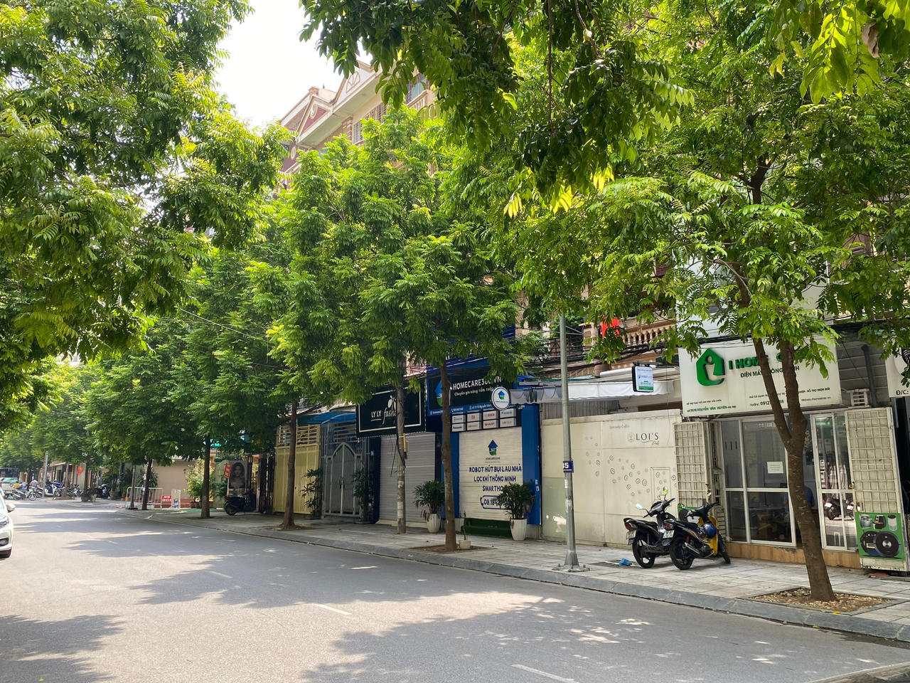 Hà Nội ngày đầu 'nới' giãn cách, người dân đổ ra đường, tiệm cắt tóc kín chỗ