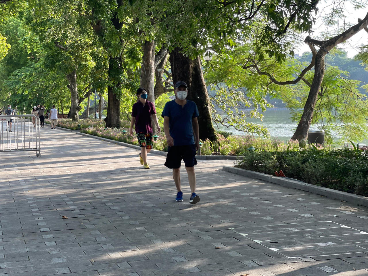 Người Hà Nội hào hứng ra Hồ Gươm chạy bộ từ 15h30 dưới nắng nóng