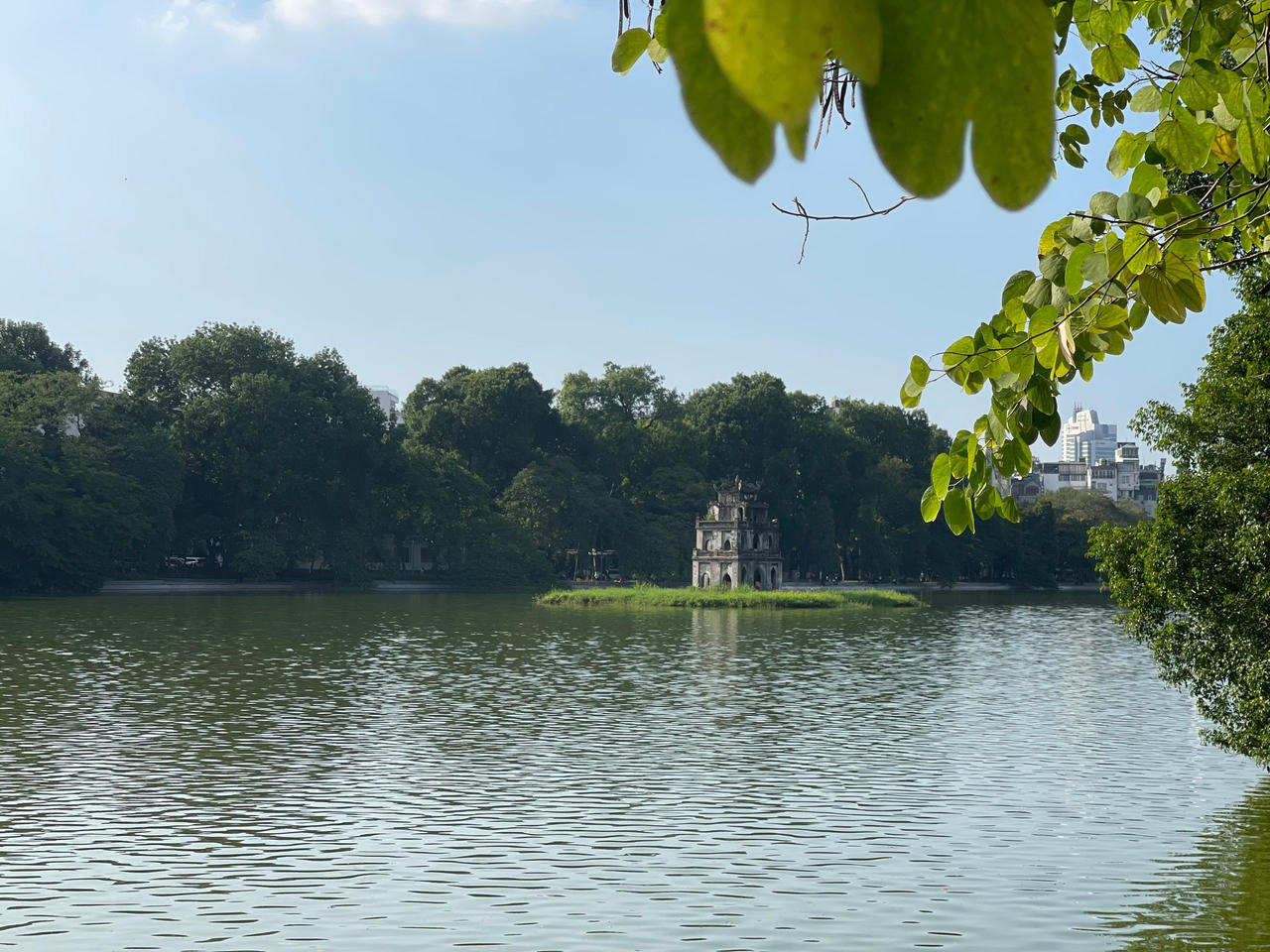 Người Hà Nội hào hứng ra Hồ Gươm chạy bộ từ 15h30 dưới nắng nóng