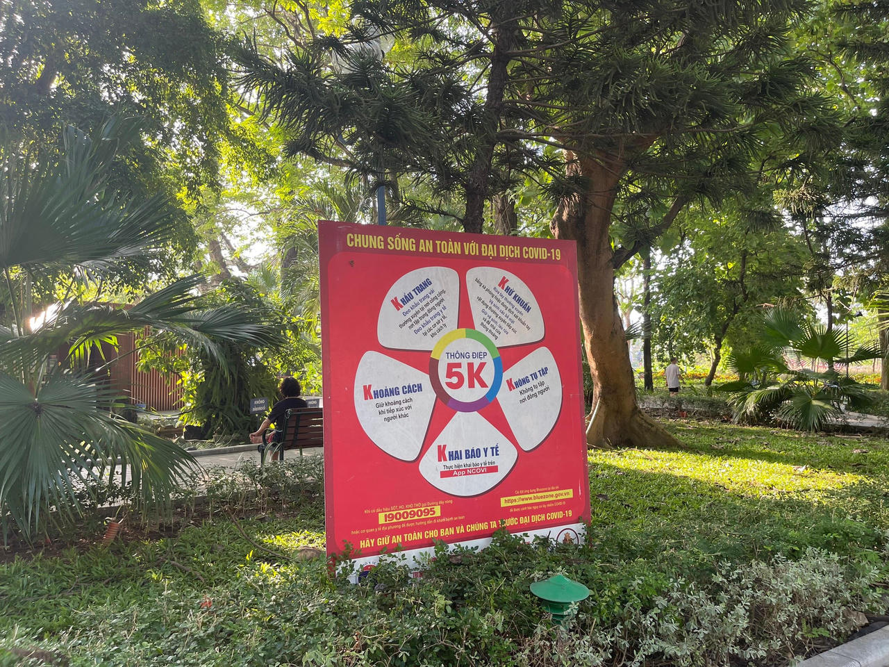 Người Hà Nội hào hứng ra Hồ Gươm chạy bộ từ 15h30 dưới nắng nóng