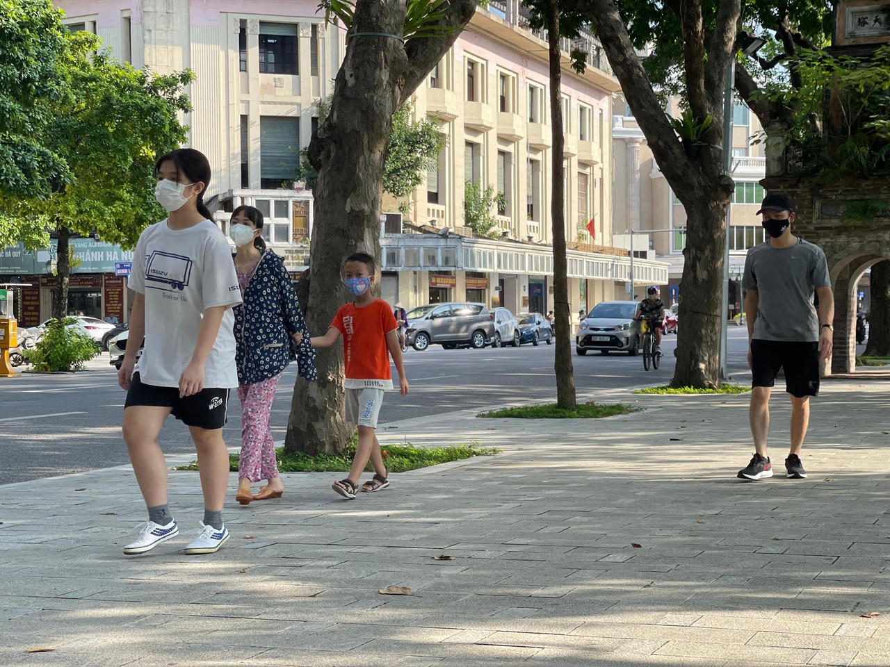 Người Hà Nội hào hứng ra Hồ Gươm chạy bộ từ 15h30 dưới nắng nóng