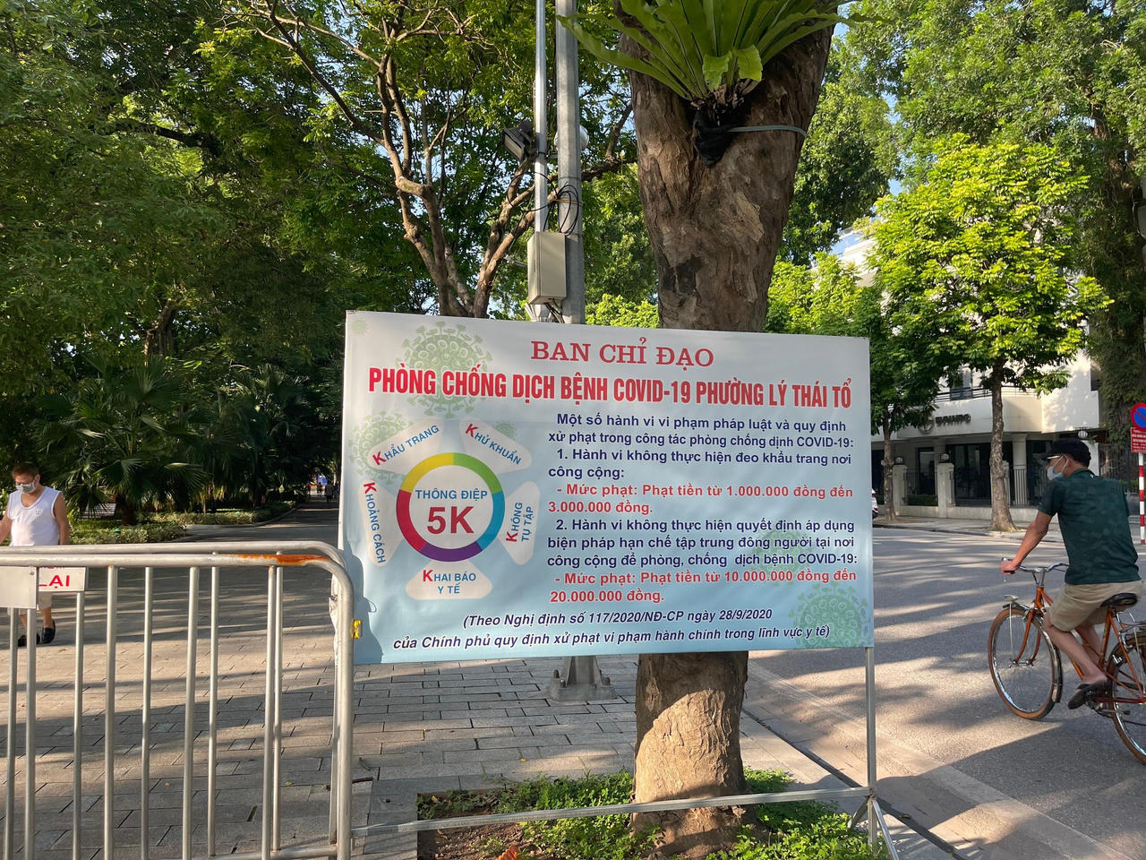 Người Hà Nội hào hứng ra Hồ Gươm chạy bộ từ 15h30 dưới nắng nóng