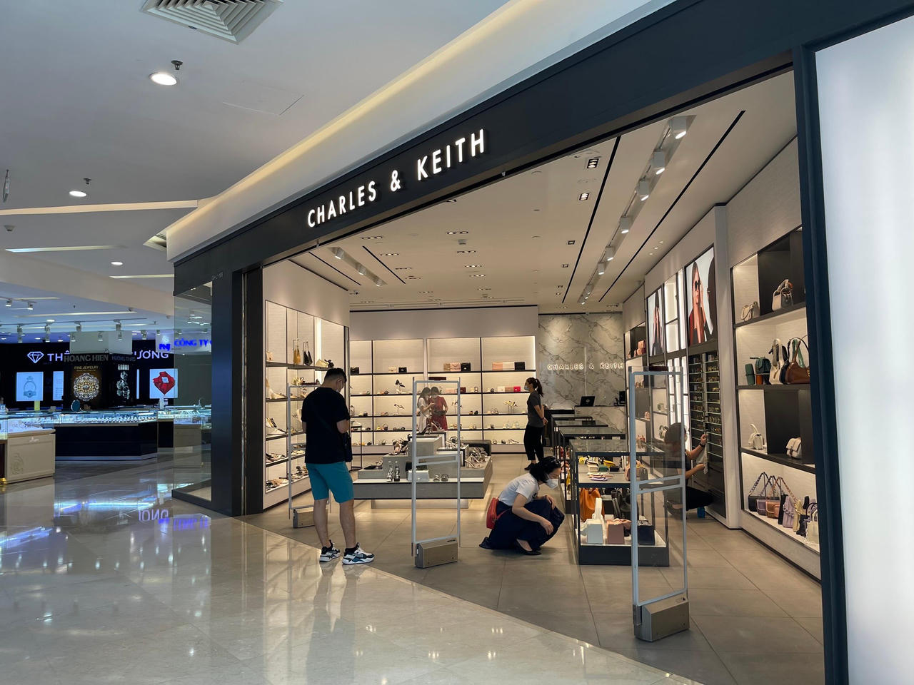 Trung tâm thương mại Hà Nội đón khách mua sắm ngày đầu mở cửa trở lại 