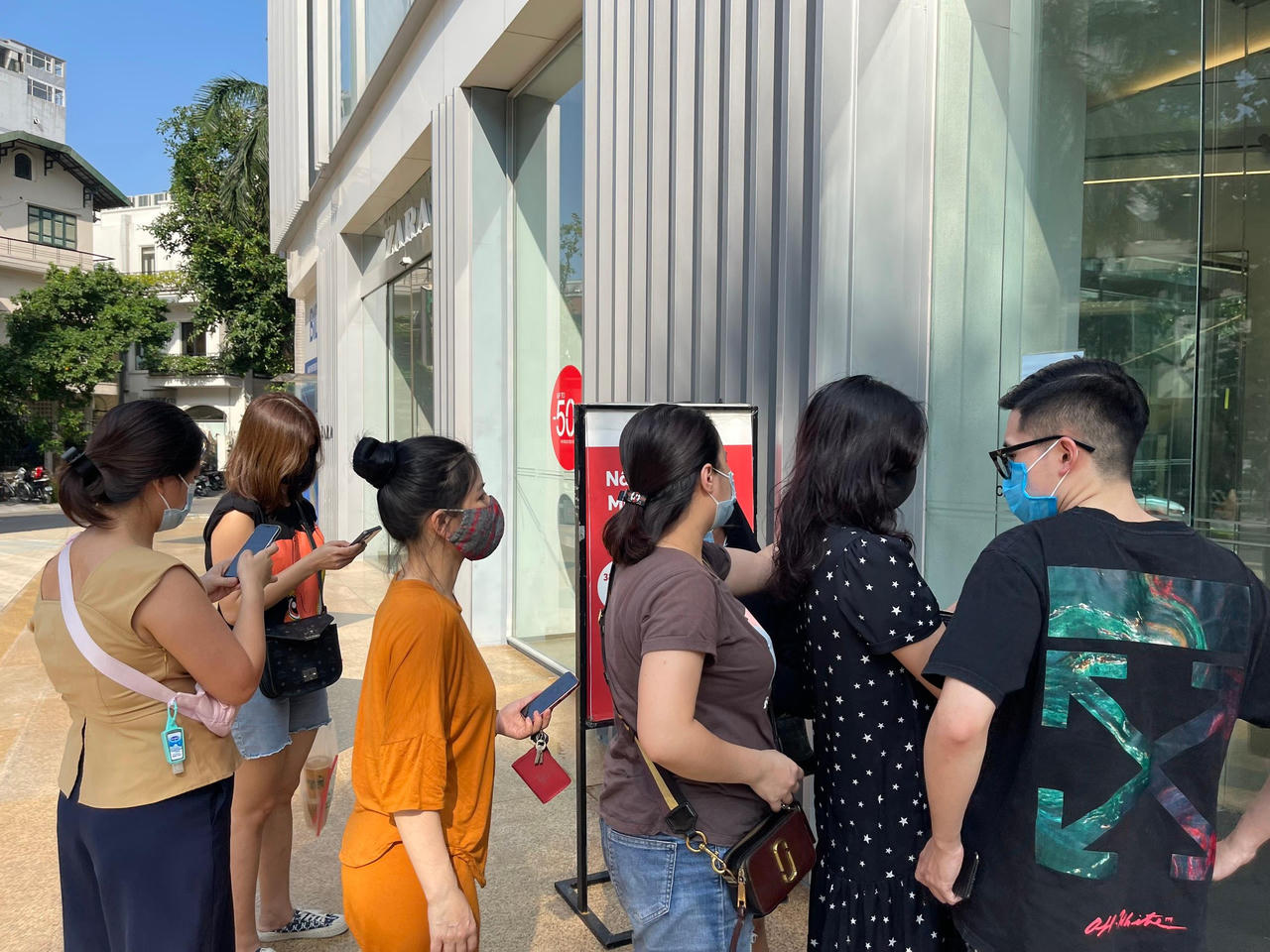 Trung tâm thương mại Hà Nội đón khách mua sắm ngày đầu mở cửa trở lại 