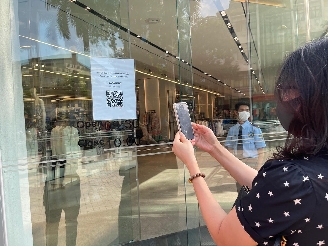 Trung tâm thương mại Hà Nội đón khách mua sắm ngày đầu mở cửa trở lại 