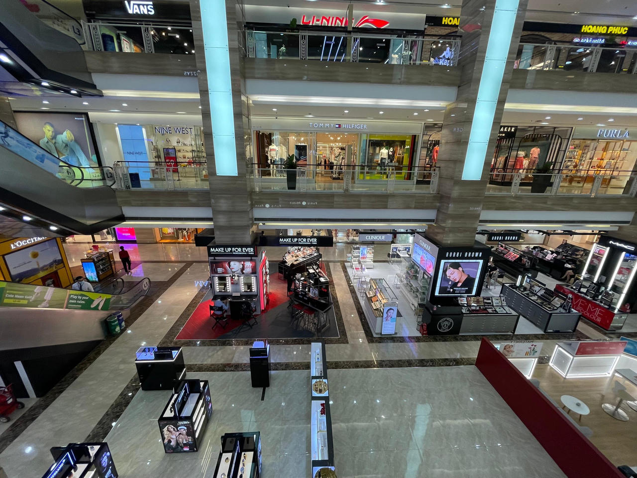 Trung tâm thương mại Hà Nội đón khách mua sắm ngày đầu mở cửa trở lại 