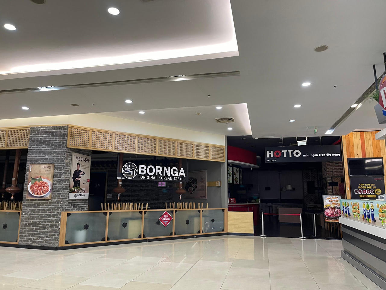 Trung tâm thương mại Hà Nội đón khách mua sắm ngày đầu mở cửa trở lại 