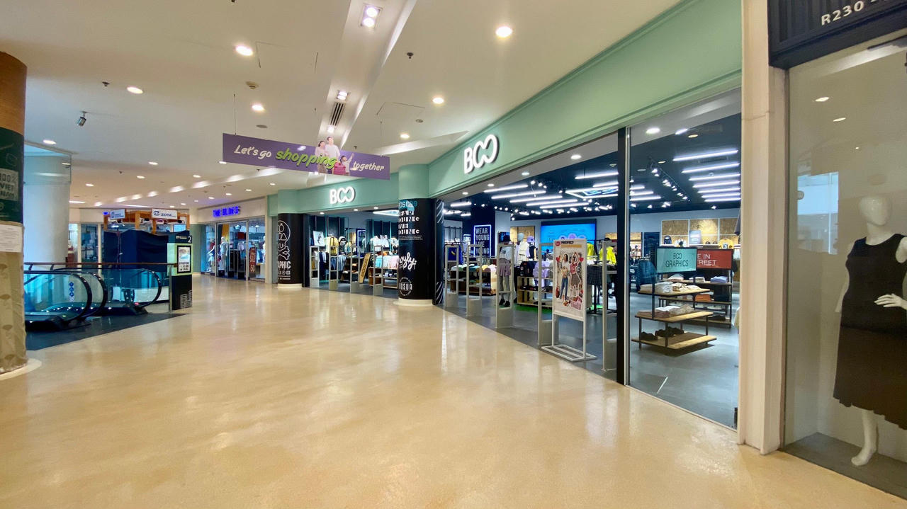 Trung tâm thương mại Hà Nội đón khách mua sắm ngày đầu mở cửa trở lại 