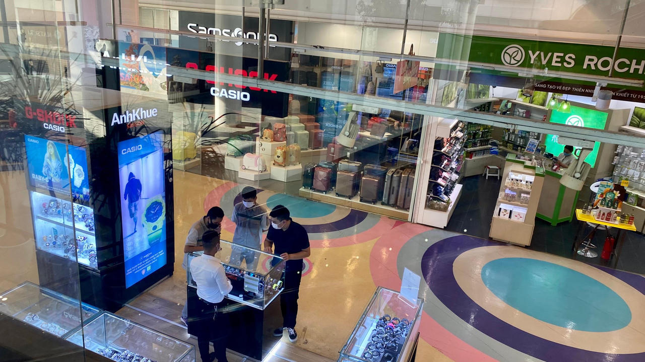 Trung tâm thương mại Hà Nội đón khách mua sắm ngày đầu mở cửa trở lại 