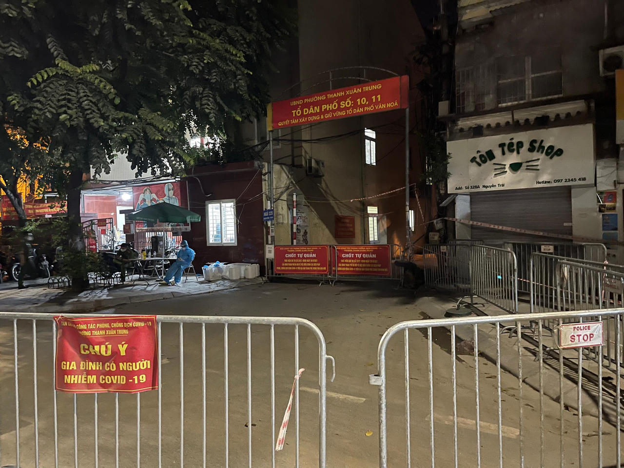 Người dân Thanh Xuân Trung (Hà Nội) vui mừng về nhà trong đêm gỡ lệnh phong tỏa 