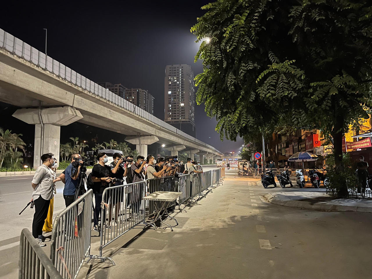 Người dân Thanh Xuân Trung (Hà Nội) vui mừng về nhà trong đêm gỡ lệnh phong tỏa 