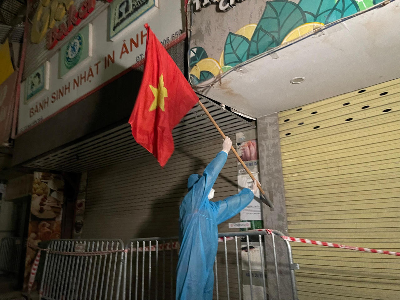 Người dân Thanh Xuân Trung (Hà Nội) vui mừng về nhà trong đêm gỡ lệnh phong tỏa 