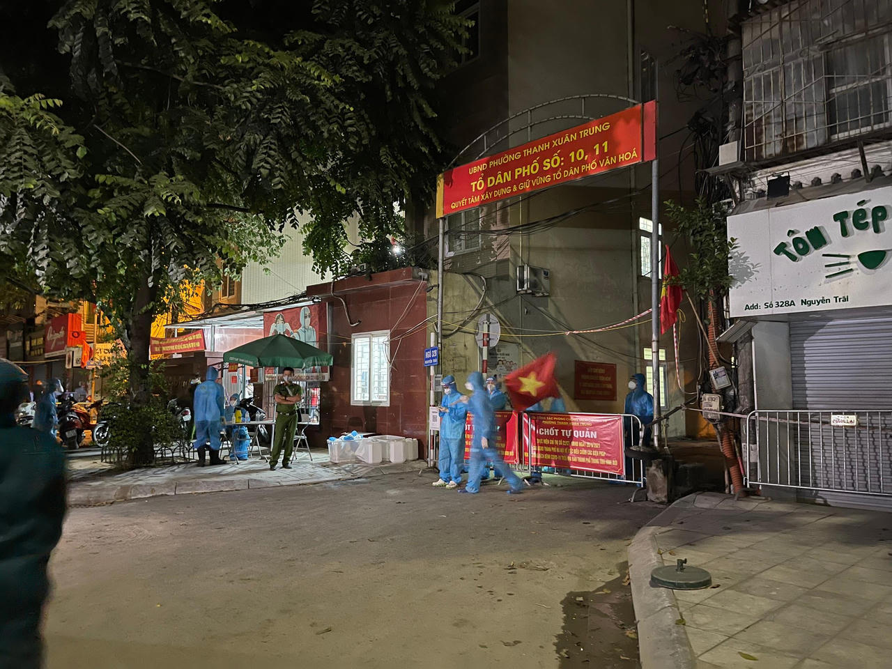 Người dân Thanh Xuân Trung (Hà Nội) vui mừng về nhà trong đêm gỡ lệnh phong tỏa 