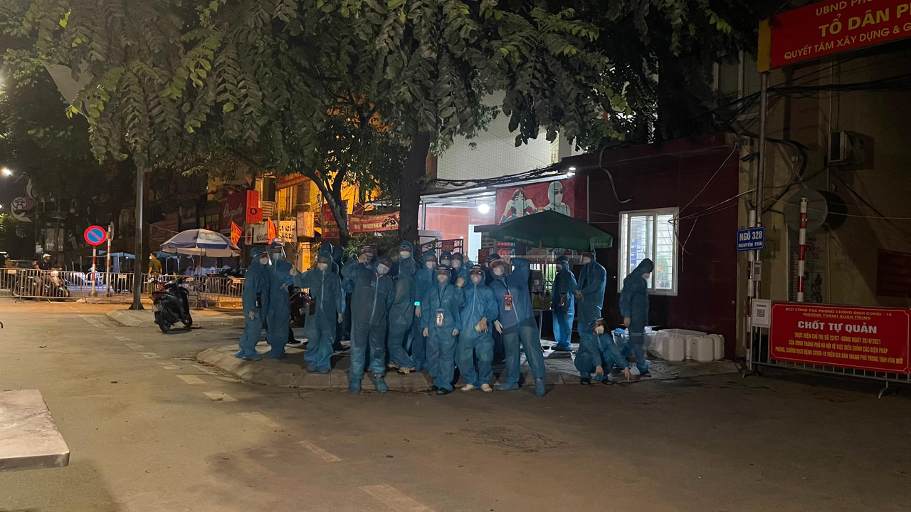 Người dân Thanh Xuân Trung (Hà Nội) vui mừng về nhà trong đêm gỡ lệnh phong tỏa 