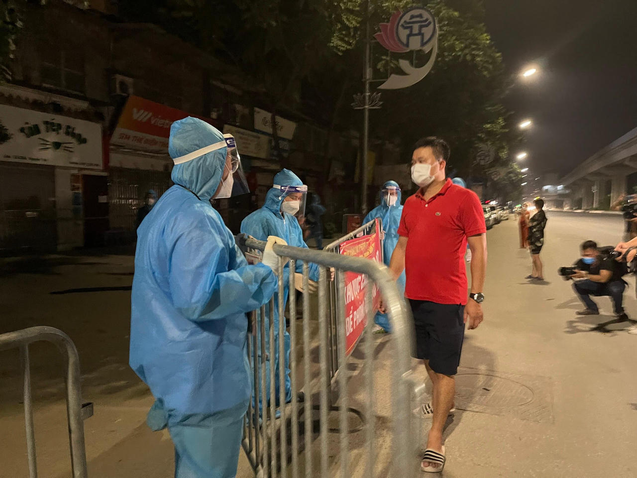 Người dân Thanh Xuân Trung (Hà Nội) vui mừng về nhà trong đêm gỡ lệnh phong tỏa 