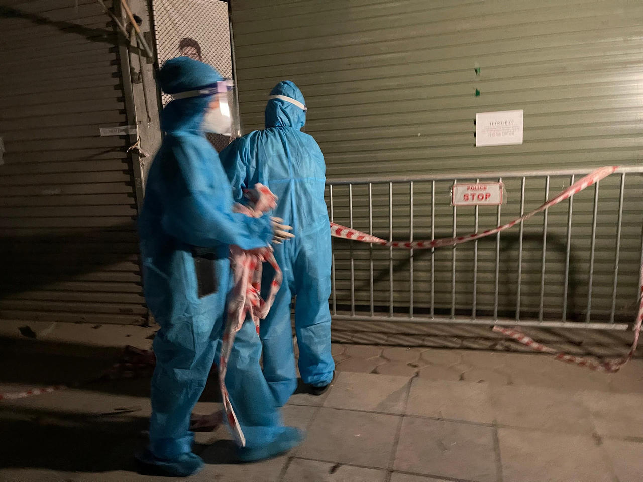 Người dân Thanh Xuân Trung (Hà Nội) vui mừng về nhà trong đêm gỡ lệnh phong tỏa 