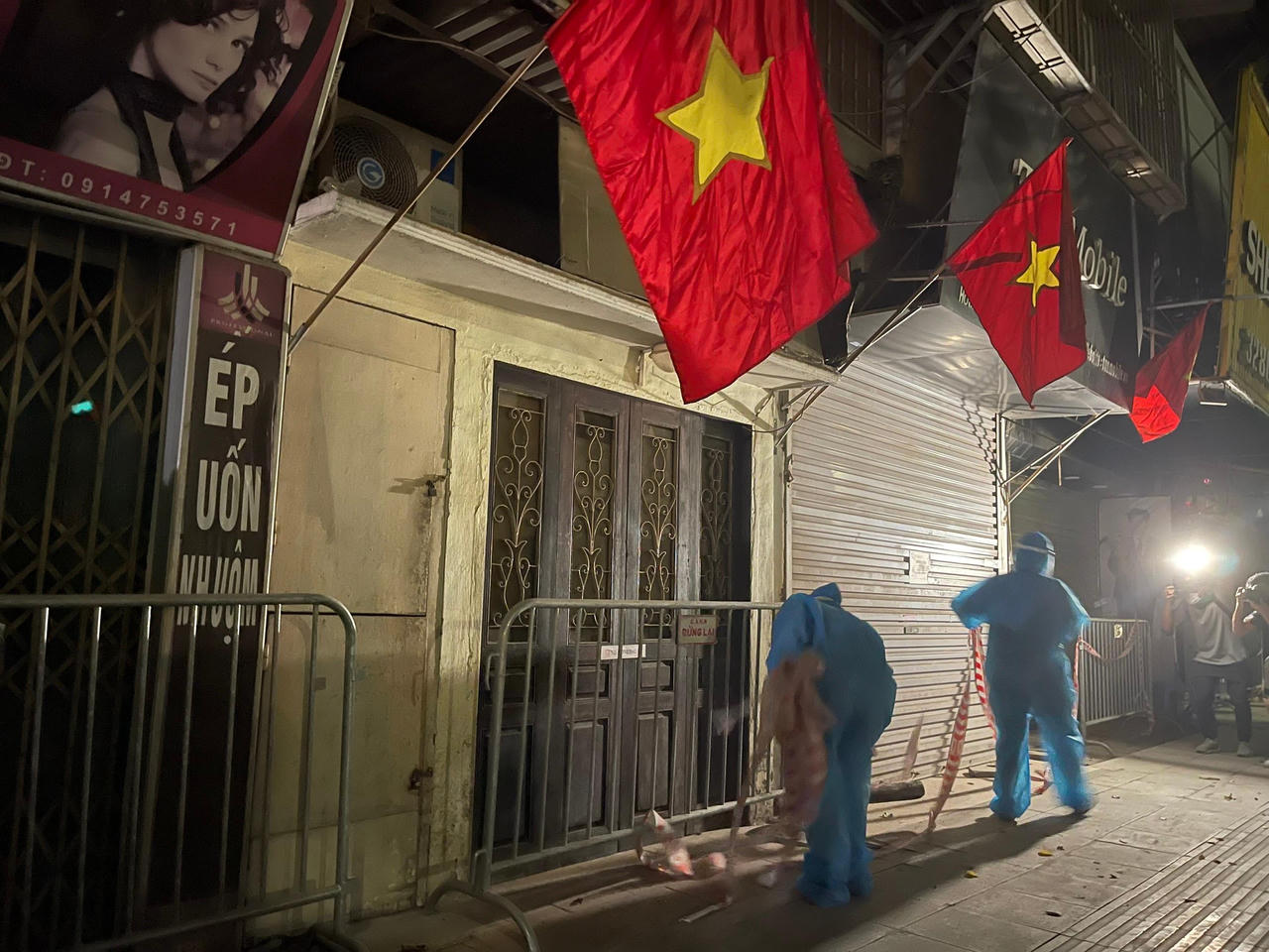 Người dân Thanh Xuân Trung (Hà Nội) vui mừng về nhà trong đêm gỡ lệnh phong tỏa 