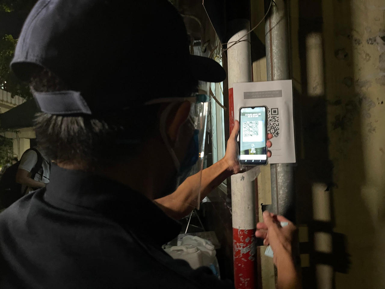 Người dân Thanh Xuân Trung (Hà Nội) vui mừng về nhà trong đêm gỡ lệnh phong tỏa 