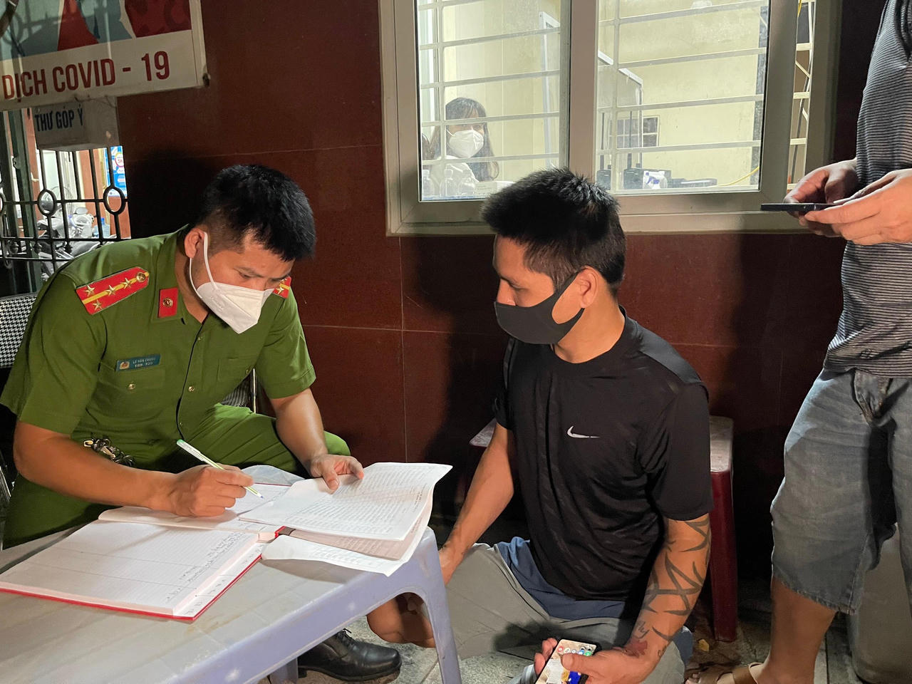 Người dân Thanh Xuân Trung (Hà Nội) vui mừng về nhà trong đêm gỡ lệnh phong tỏa 